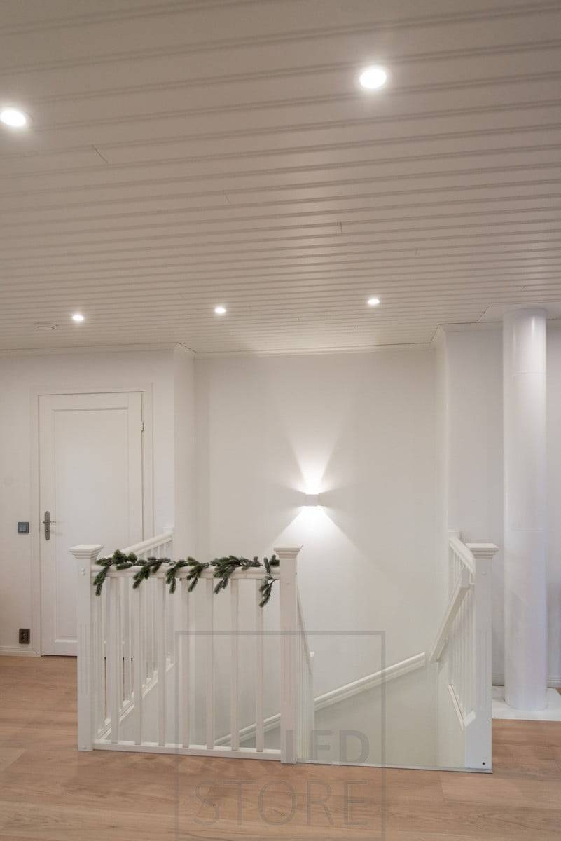 El aplique FUNK que ilumina la escalera en blanco, ilumina tanto hacia arriba como hacia abajo y es regulable. Los focos también aportan luz a la escalera.